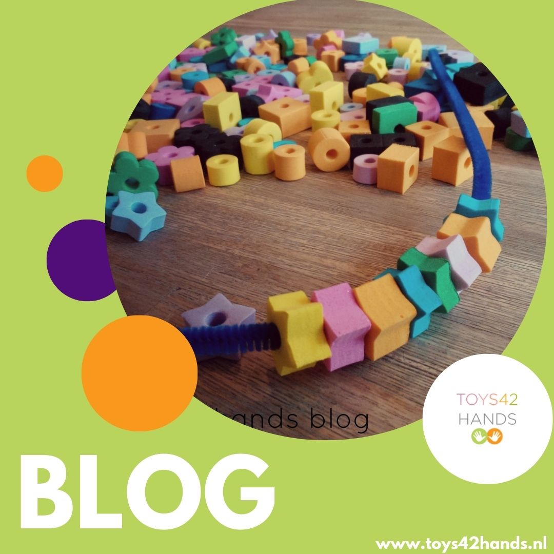 Lichte foamkralen, " Hebben ze die eigentlijk op school?" basischool blog post Toys42hands