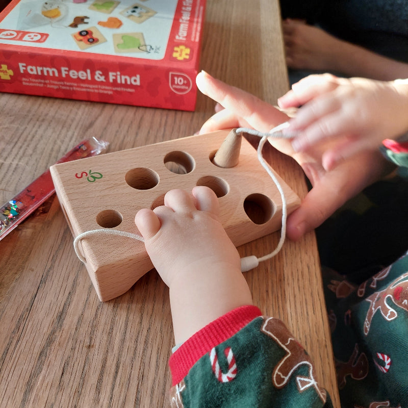 rijgkaas käsolino, rijgspel, dreumesspeelgoed, reisspeelgoed, kinderhanden met rijgkaas