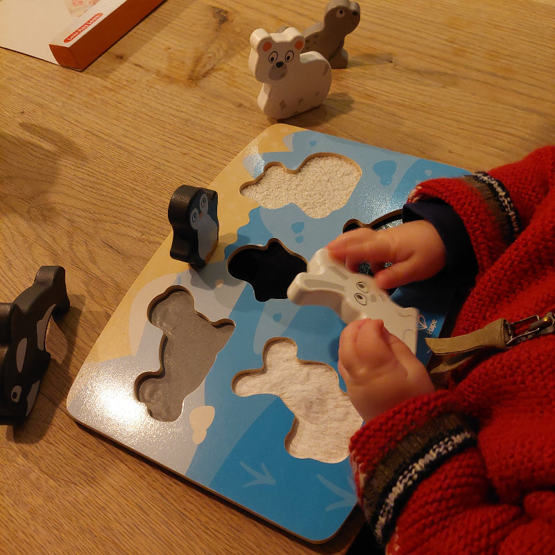 kinderhanden spelen met polarpuzzel van hape. Sensorische puzzel met voel elementen, toys42hands