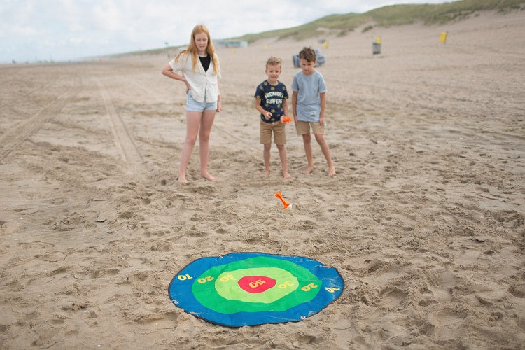 grote xxl bodem dart op het strand, voor jong en oud