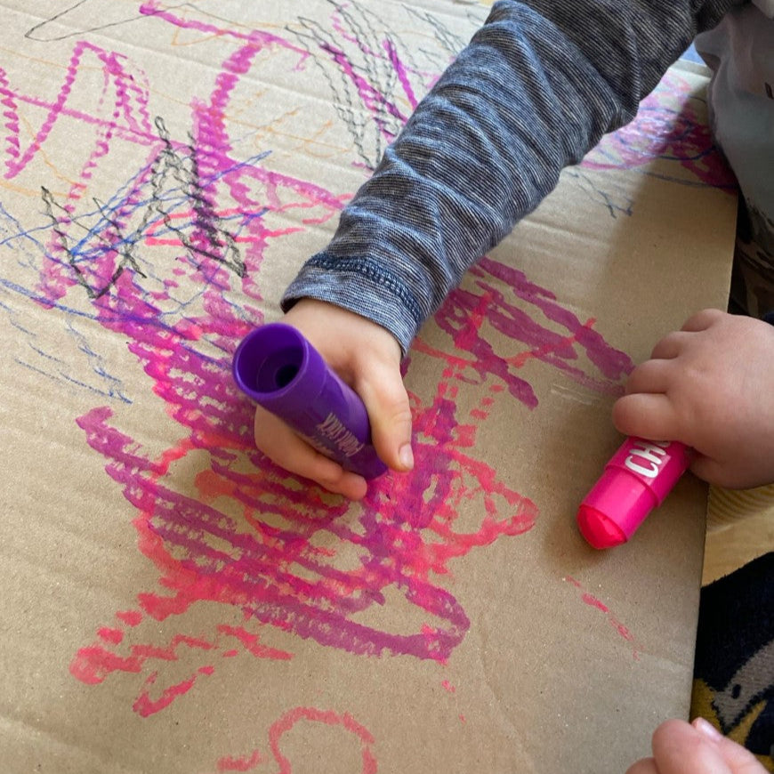 chunkies, zachte eerste waskrijtjes in kinderhanden op doos aan het tekenen, motoriekspeelgoed, 