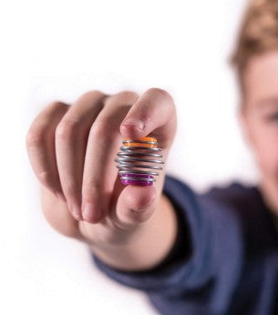 coilz in de hand van een kind, springveer om te drukken voor kracht in de vingers en krachtregulatie