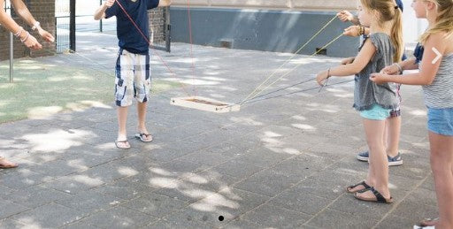 Coördinatiespel in actie op het schoolplein, grove motoriek spel