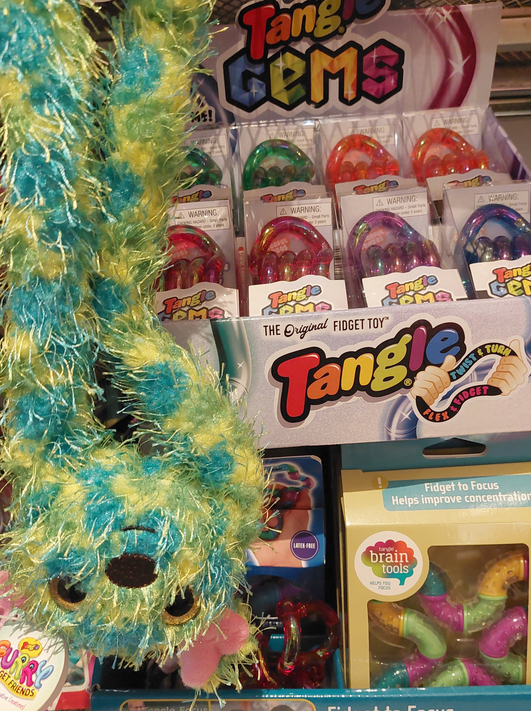 Tangle furry friend beer in magazijn van Toys42hands op zijn kop hangend