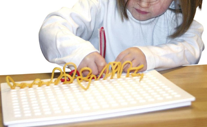 tekenen met snoer, met een pen wordt een veter in een gleuvenboard gedrukt