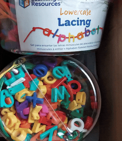 gekleurde kralen in vorm van de letters van het alfabeth, woorden rijgen