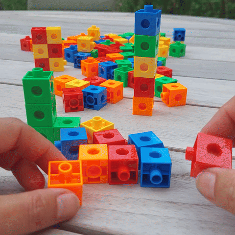 multicubes zijn constructie blokken, tweehandig spelen, stekken, bouwen, fijne motoriek