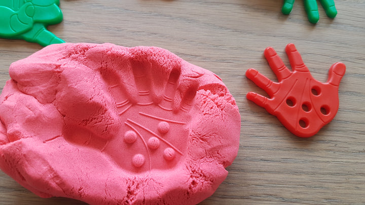 rijghandjes in klei drukken, sensoriek materiaal van Toys42hands