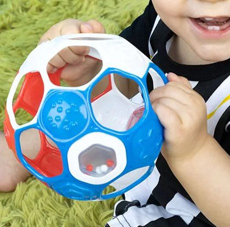 lachende baby met voetbal oball