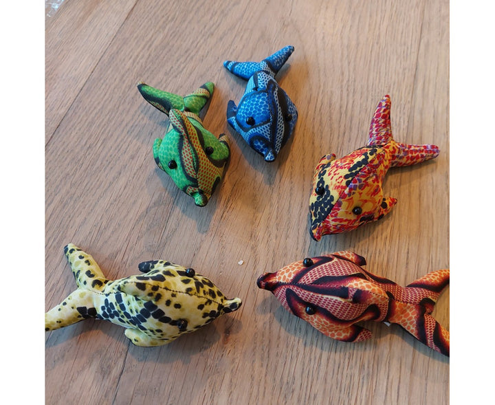 verschiedende farben mini sandtiere, fisch, delfin